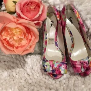 NWT Satin floral Fioni pumps